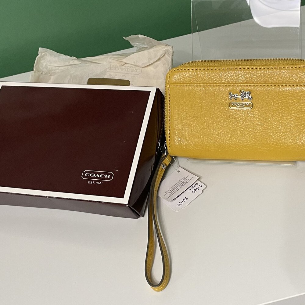 New with Tags: COACH Madison East/West Leather Wristlet – Citron/Steel Blue